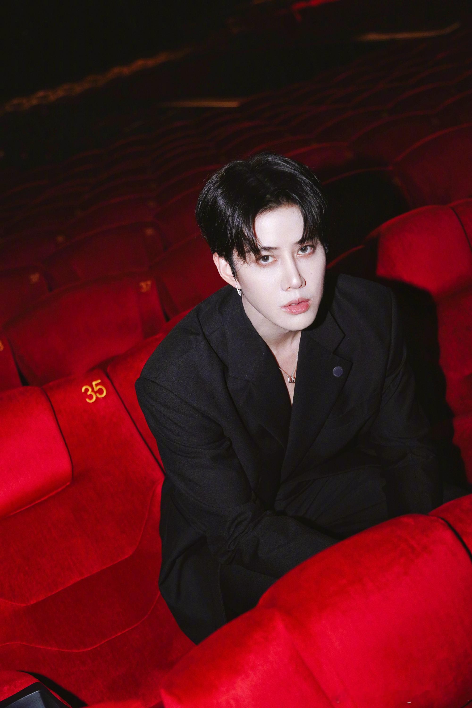 #虞书欣第一个男主角也来打call了# 这么多年了还是这么帅啊[抱一抱] ​​​