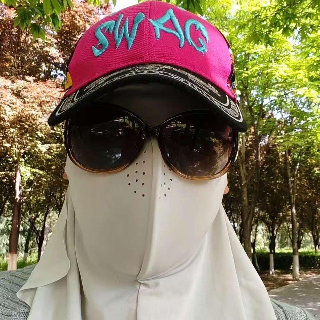 夏天逛街发现个扎心现象：街上女生出门捂得严严实实，只露出一双眼睛，被长辈吐槽太过