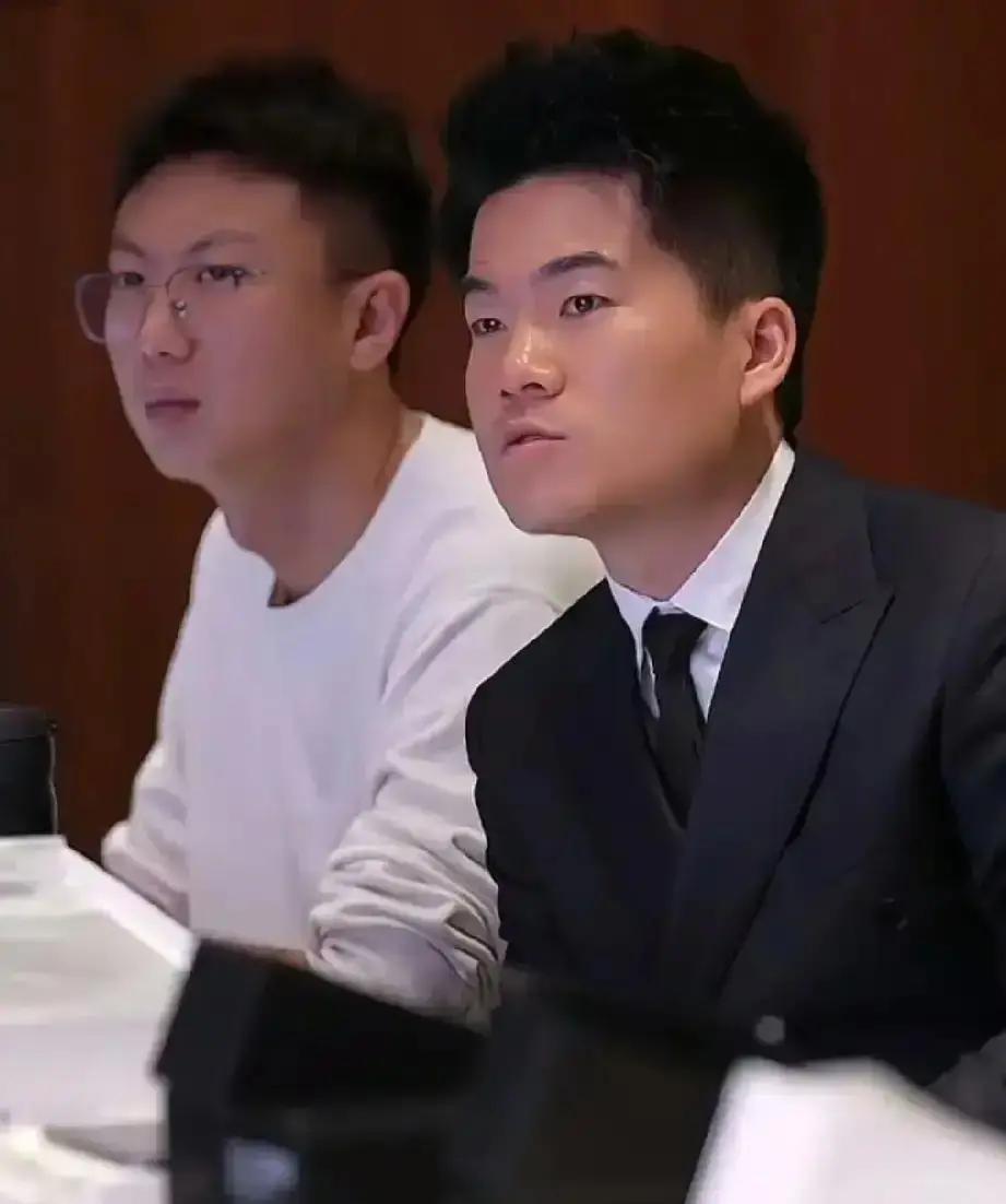 俞敏洪喊出“先让宇辉冲”时，马骞和南闫涵连镜头都进不去。
早期直播里，他们只是递