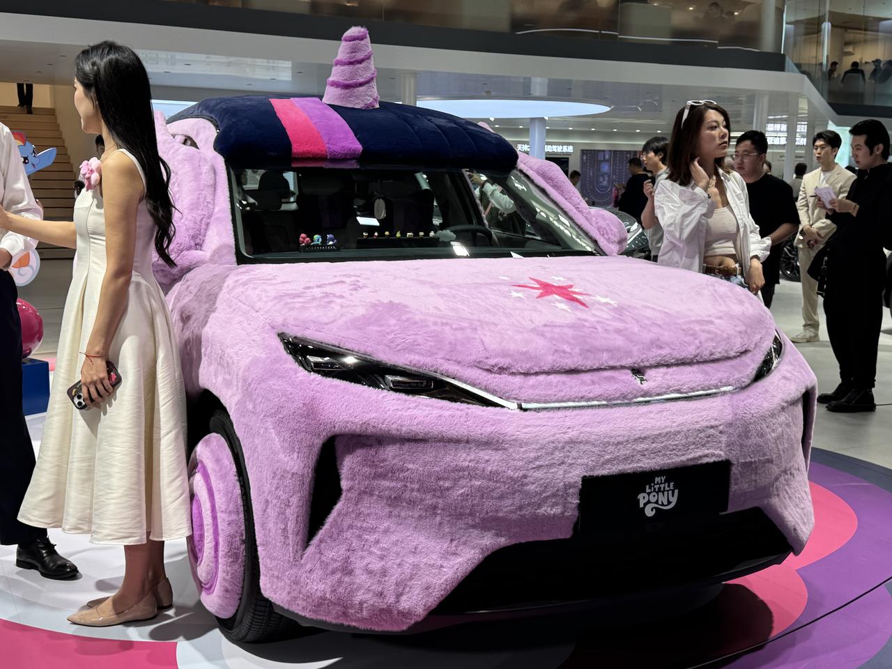 比亚迪很懂年轻人。

在北京车展，这辆第三代元 Plus小马宝莉痛车，年轻人看了