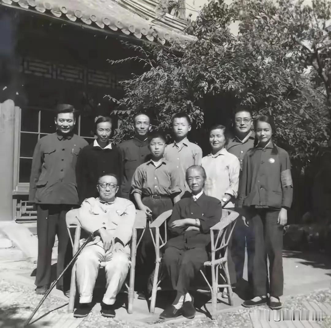1962年，“两弹一星”元勋邓稼先家庭合影。照片中，后排左一是时年38岁的邓稼先