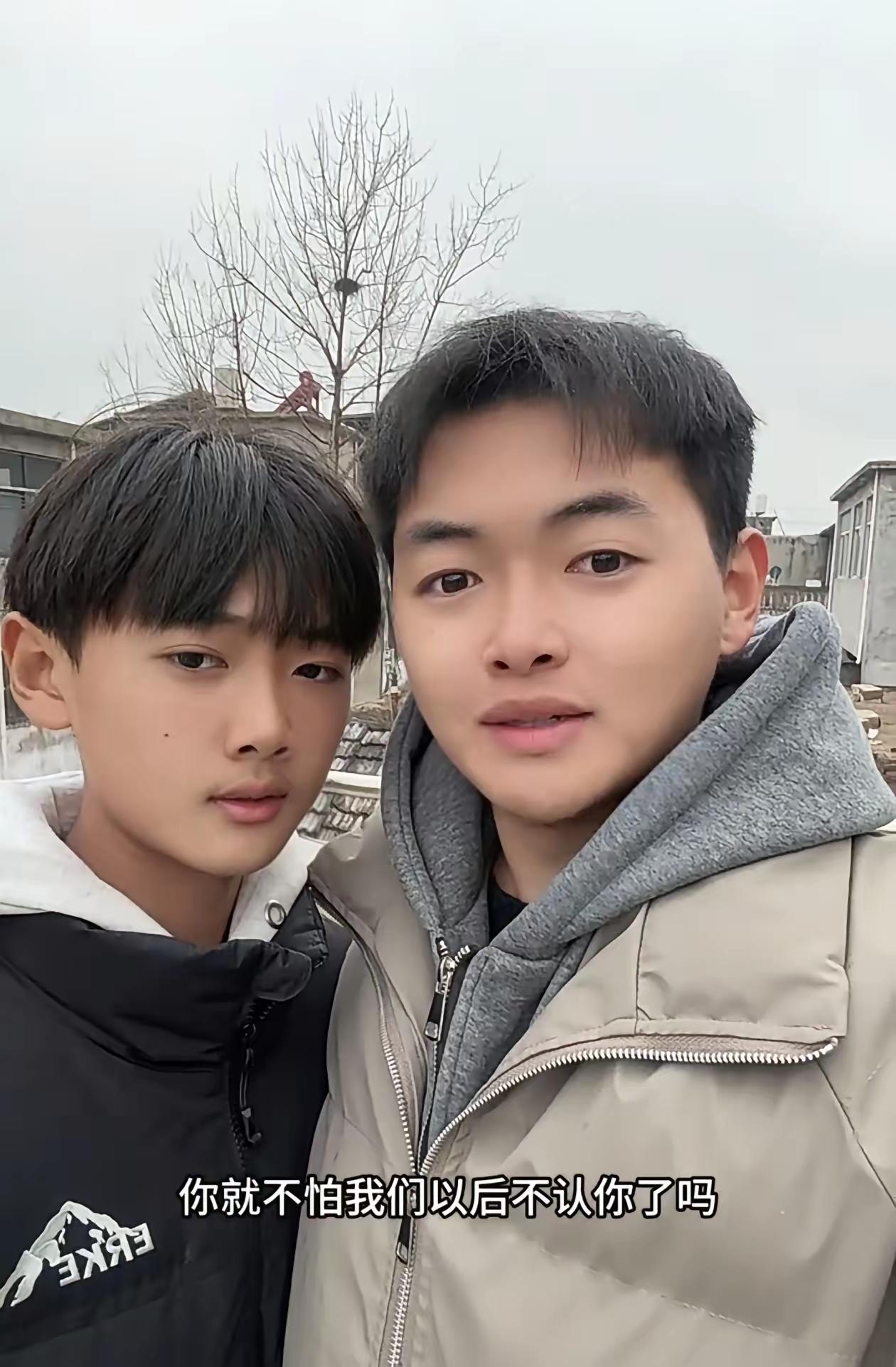 安徽的小哥俩长的帅气，可是4年前他们的父母离婚，母亲一个儿子也不要，从此人间蒸发