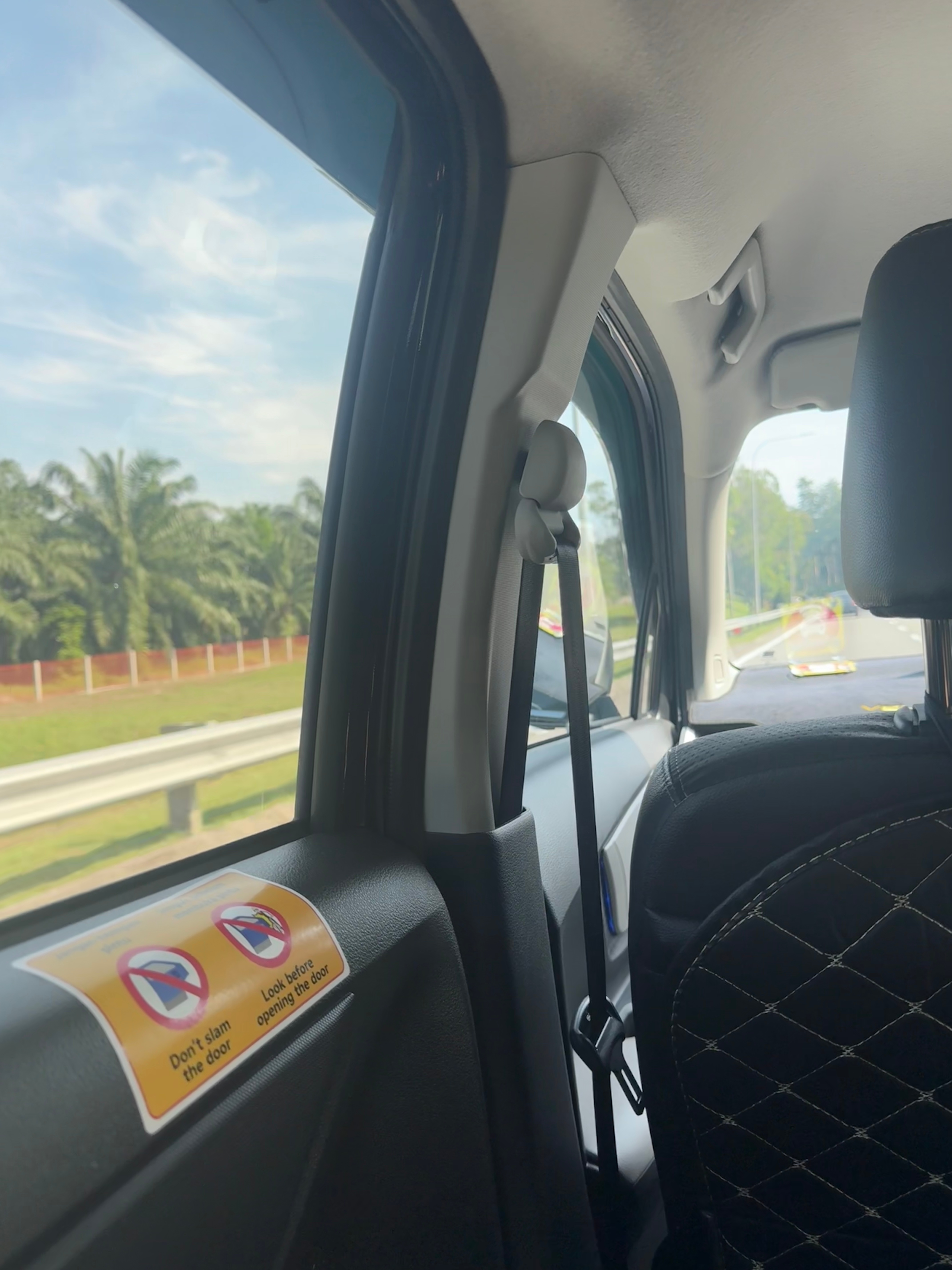 落地吉隆坡，打六座车60公里大概120RM，折合人民币200，比国内的专车豪华车