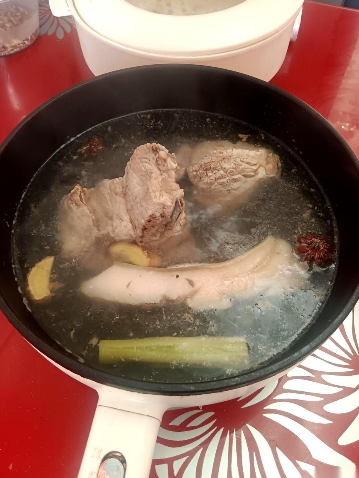 好多人觉得，一个人吃饭特可怜。
我今天就想把这句话裱起来，然后用我锅里这锅大骨头