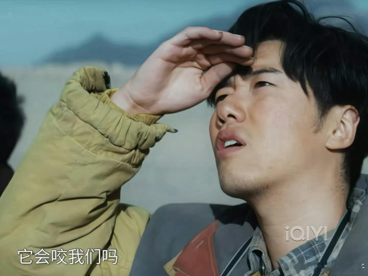 张哲华紧急抢救一个邵云飞 张哲华对自己的角色超负责，被困在车里邵云飞失温，只能断