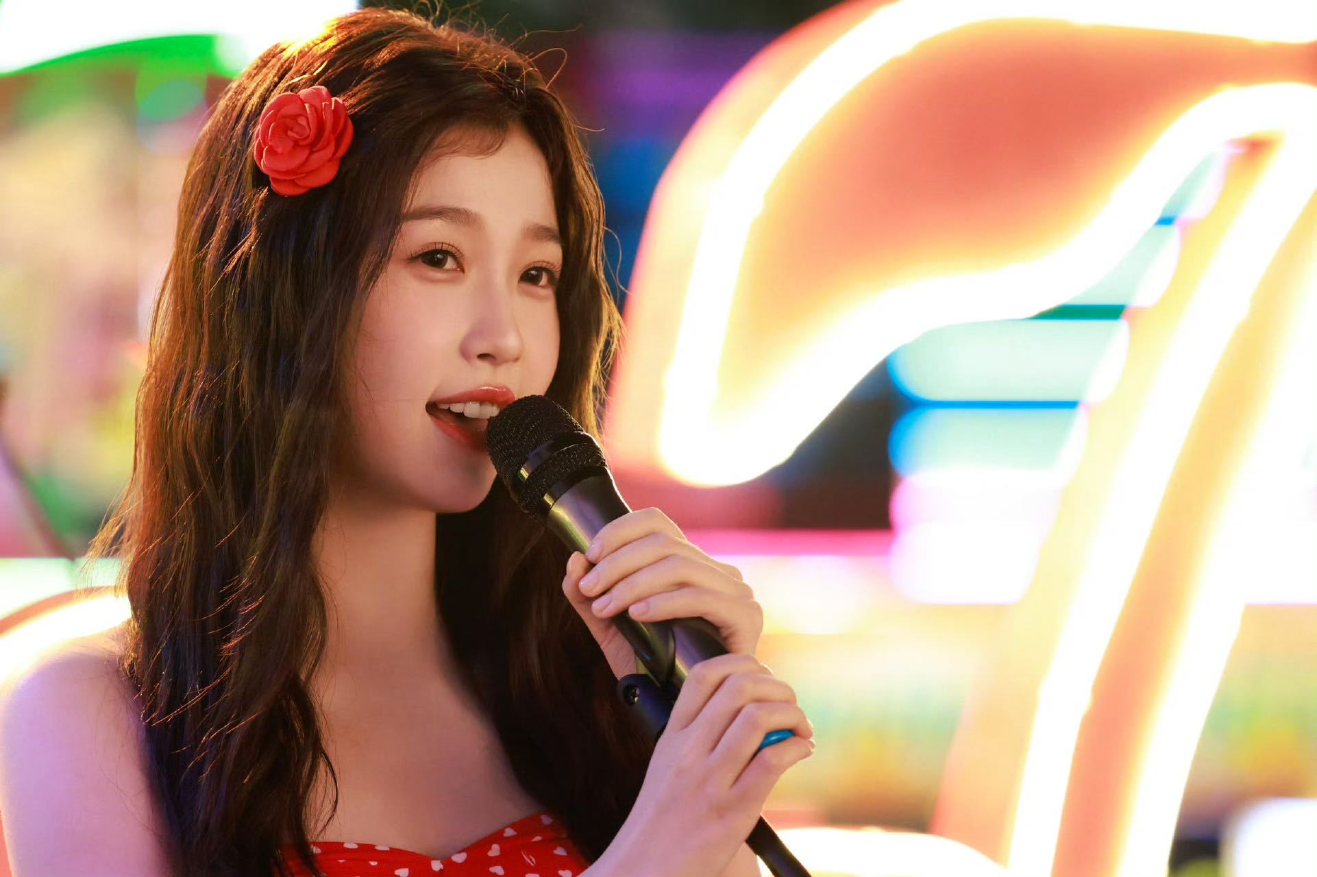 虞书欣这扑通一声 《双轨》这一段憋笑挑战来的吧，演的姜暮就这样duang一声坐上