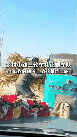 这波格局拉满了！山东济南，一大哥去自家地里拉玉米秸秆，经过一条乡间小路时，正好遇