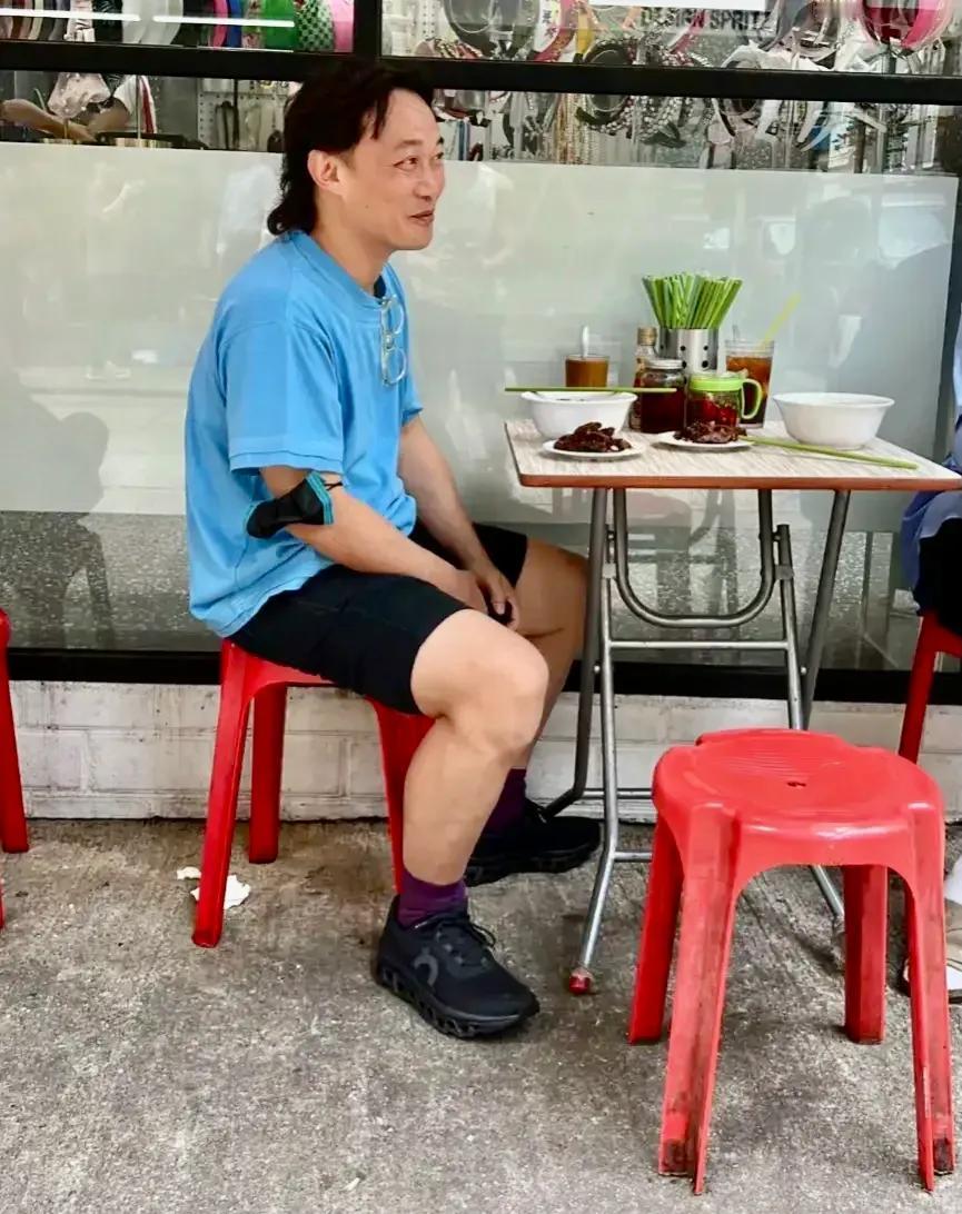 香港湾仔偶遇到艺人
太低调了……
香港叫艺人、内地叫明星