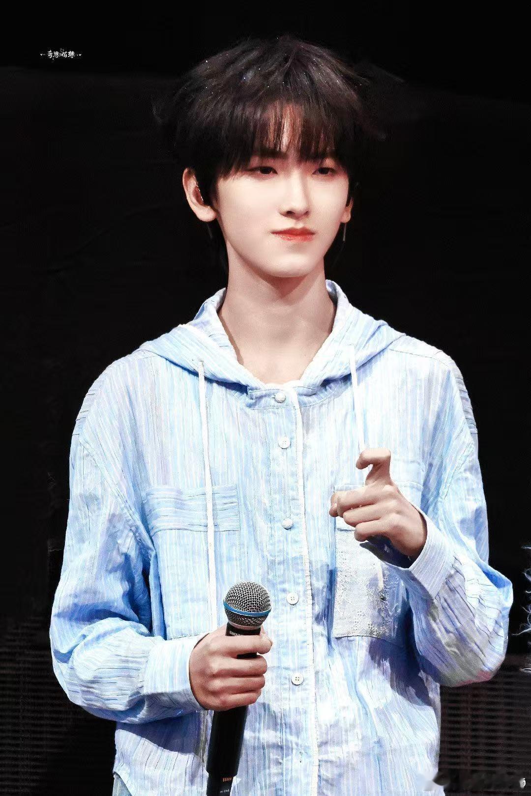 左奇函rap炸场来袭左奇函清爽少年气 舞台稳到让人惊喜，吐字清晰flow丝滑，少