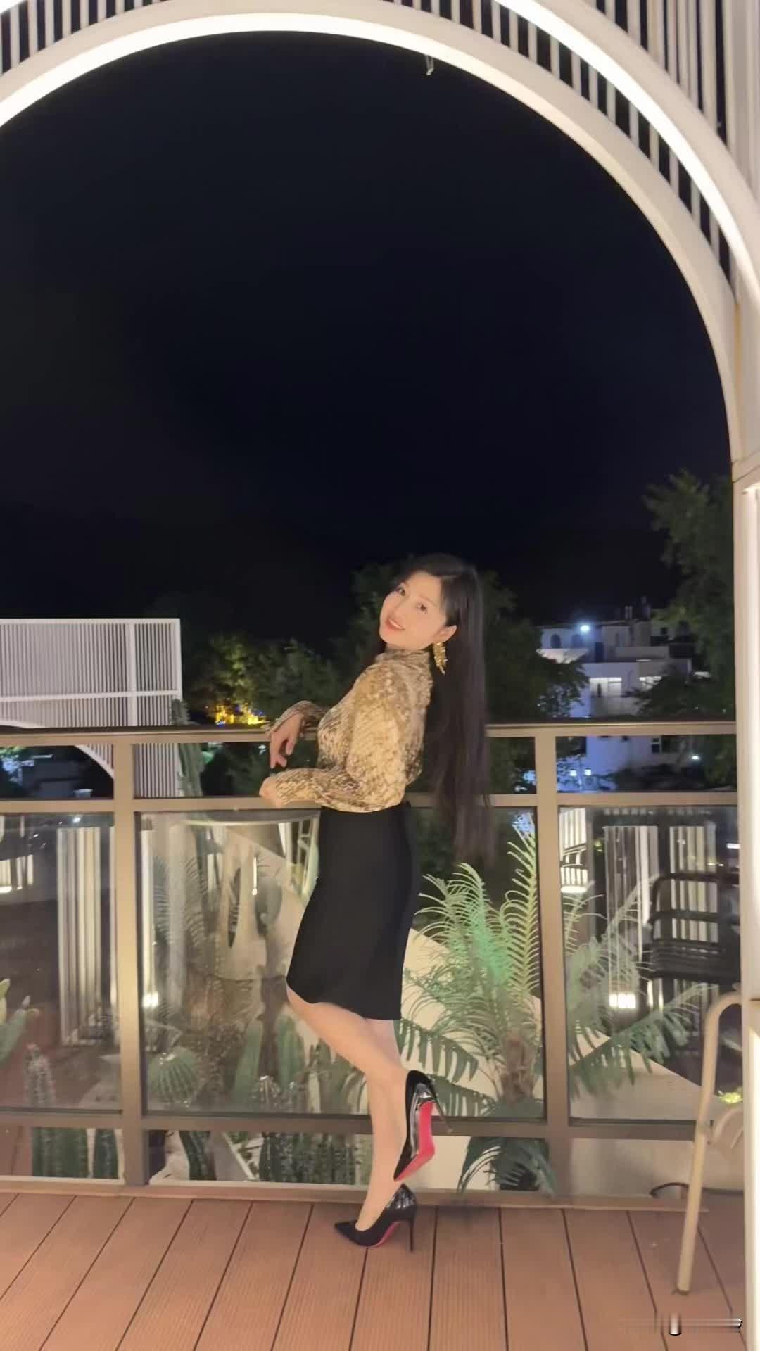 夜色笼罩下，美人轻舞。