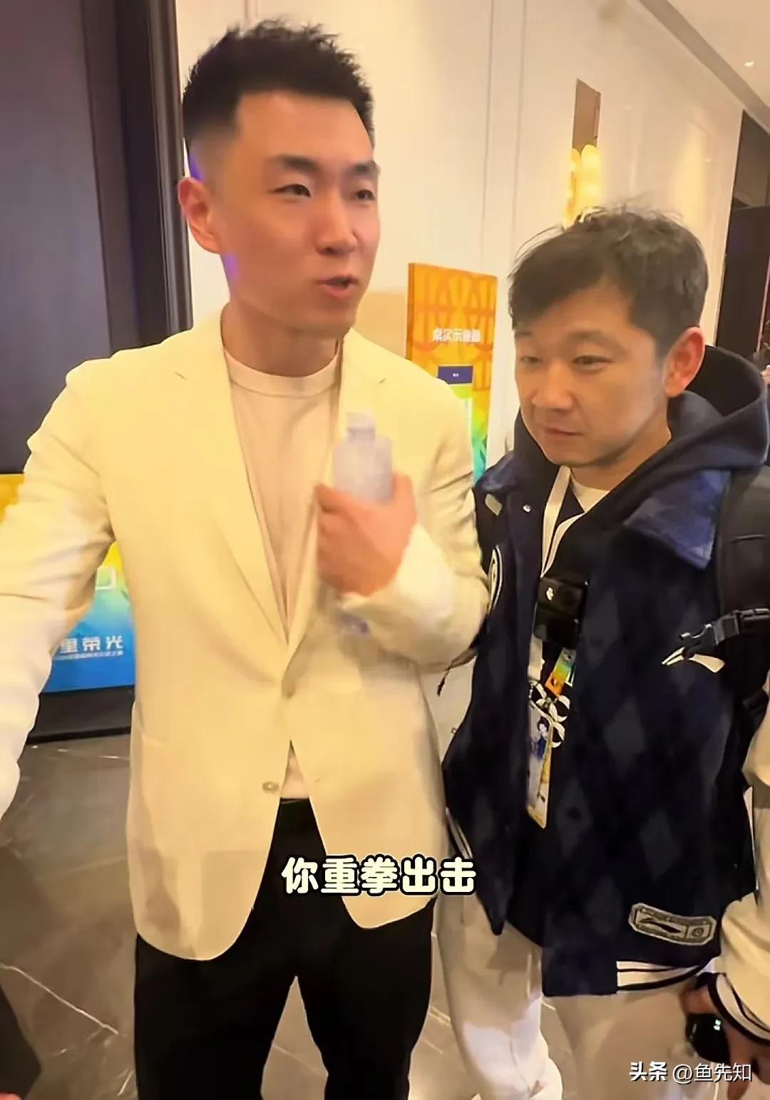 世纪大和解CBA全明星赛前夕，，高诗岩与篮球记者贾磊进行了一番友好交流并合影，贾