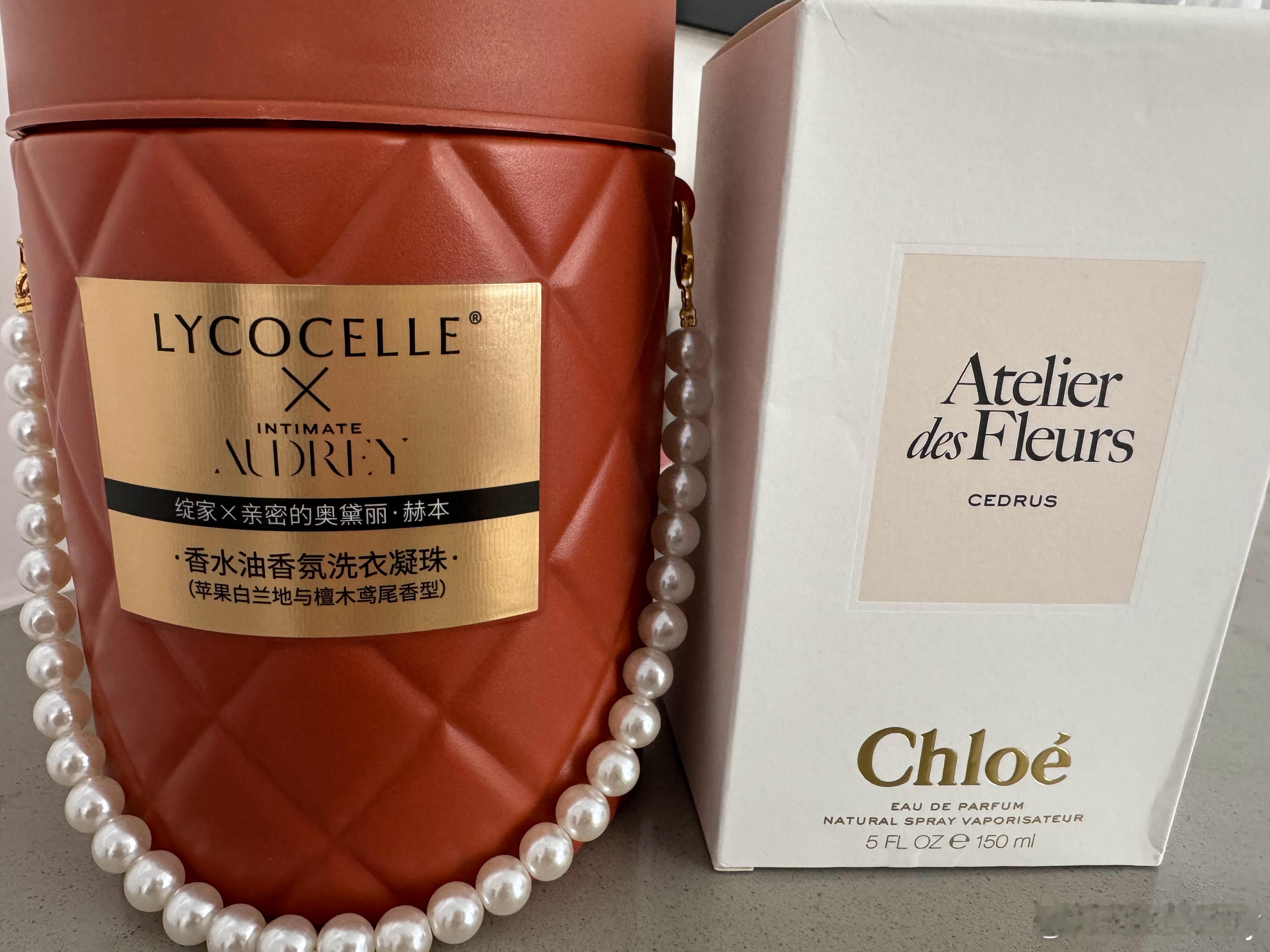 我婶看上我的香水了，安排了新的给她，顺便带一桶洗衣凝珠给她，她也在用绽家的洗衣液