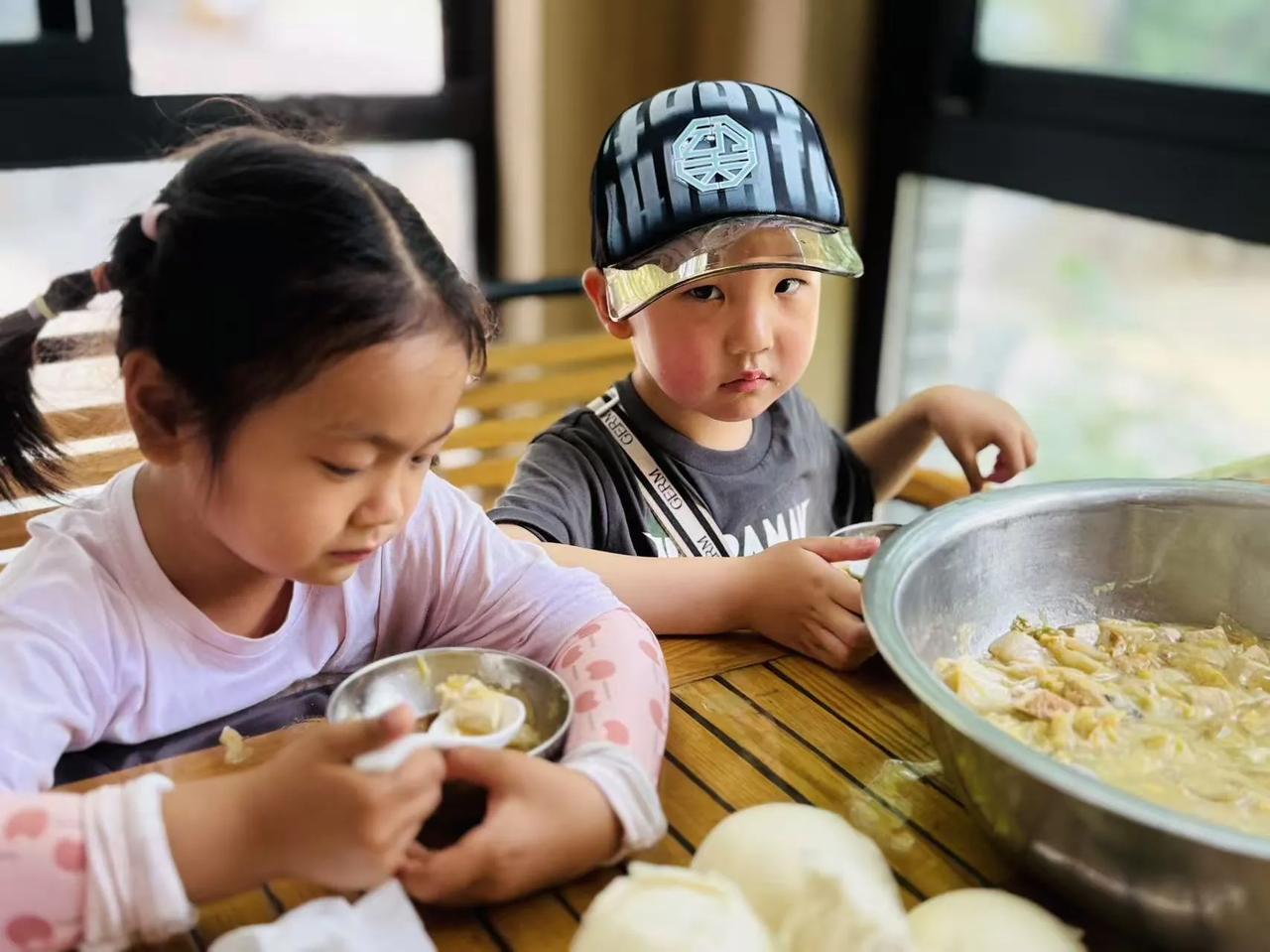 “开饭啦！”随着老师欢快的呼唤，幼儿园里飘起阵阵饭菜香。今天的午餐是馒头配大锅菜