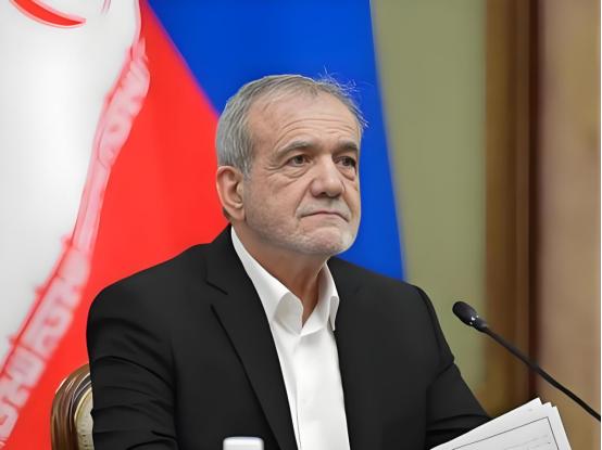 伊朗总统的态度转变了。
伊朗总统佩泽希齐扬25日在社交媒体发文称，正如伊朗已故最