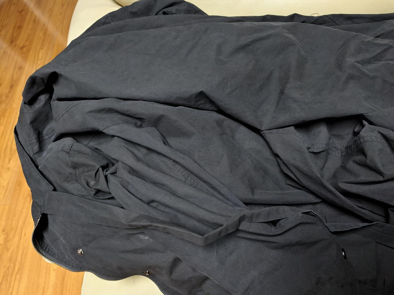 第一次染衣服。

有一件风衣，黑色，看起来肥大，穿起来有点飒，很喜欢的一件衣服，