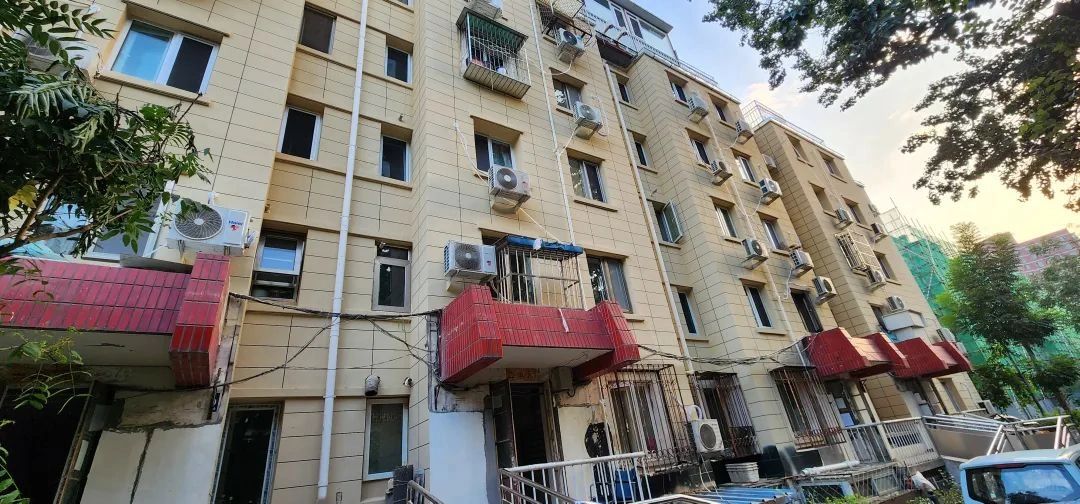 富莱茵花园的早期板楼，今年基本完成了改造，外立面变为真石漆感觉的米白色。特别显著...