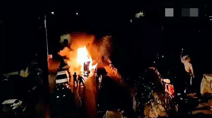 法国骚乱第五晚的结果：

871 公共道路起火
577辆被烧毁的汽车
74间被烧