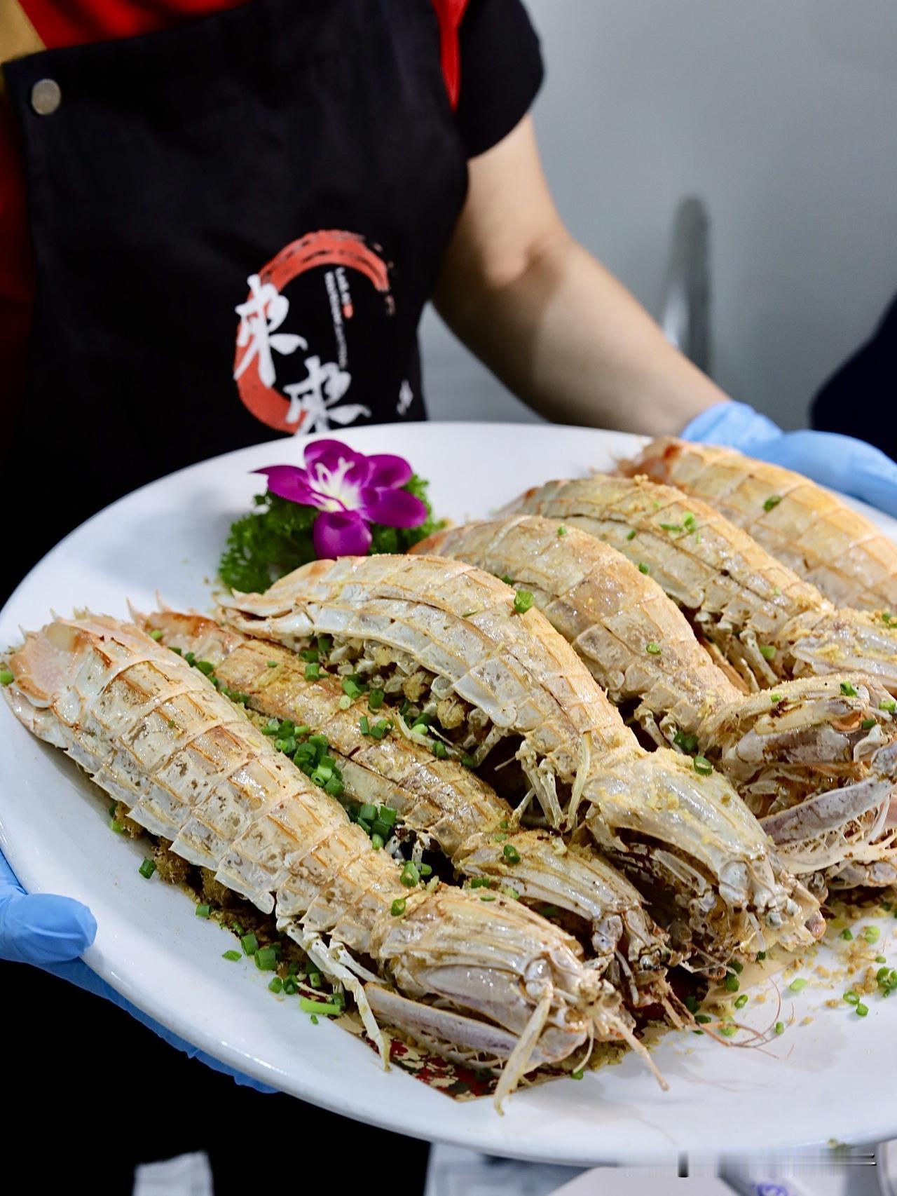作为一个海边人，每个人都会有几家自己比较喜欢的海鲜餐厅吧。我比较常来的就是这家来