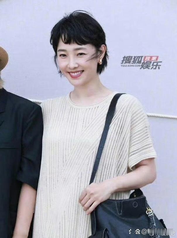 白百何的颜值真高，连这个发型都被她戴得好看 