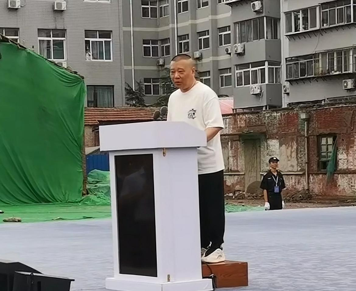 郭德纲被处罚之后再度迎来新“危机”！
规模最大的山东德云文化广场已经换牌子，简单