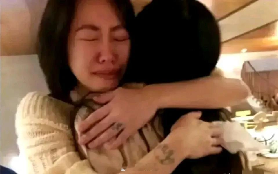 小曲线发现二女儿Lily才16岁早恋了，还写信给男生，抱着女儿哭了起来。小曲线公