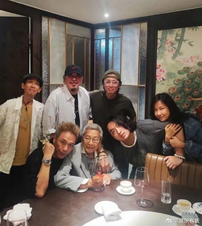 吴镇宇带妻儿与好友聚餐费曼长发近照  带妻儿与好友聚餐，哥染黄发啦~费曼脸的长发