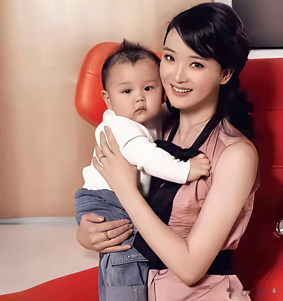 年轻时王艳怀抱周岁幼子，豪门起落看透世事无常。镜头下，年轻的王艳妆容温婉精致，身