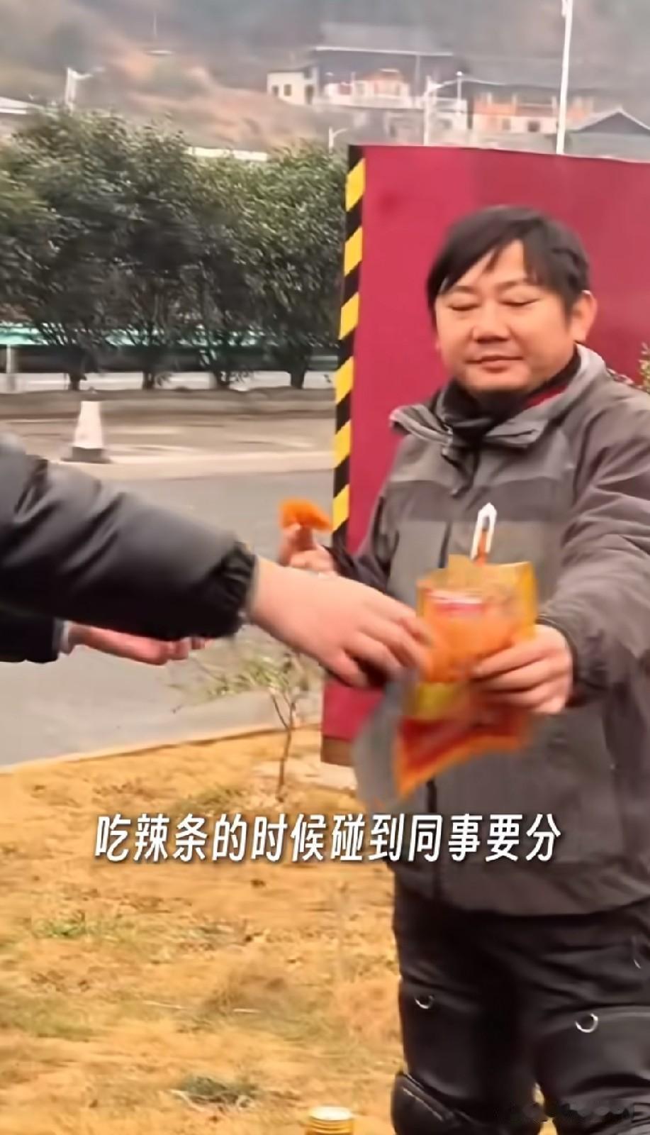 还得是张雪呀！我姥看了张总照片，脱口而出，这不我们村那谁嘛！老实说我们村也有个小