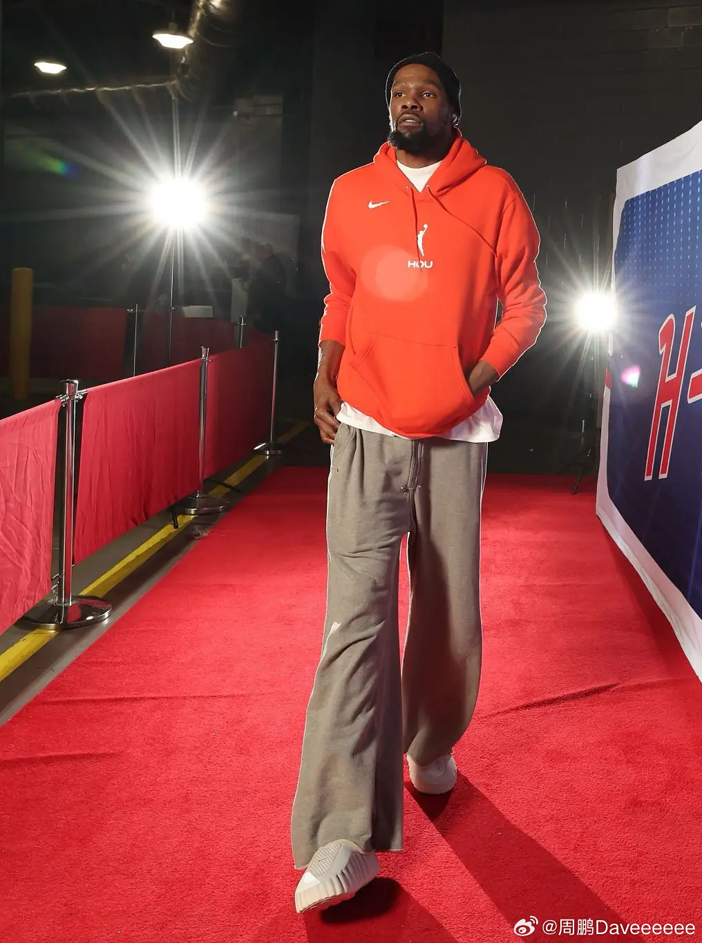 老杜奥科吉卡皇老乌今天赛前都穿上了WNBA的帽衫，这是休斯顿官宣彗星队27年回归