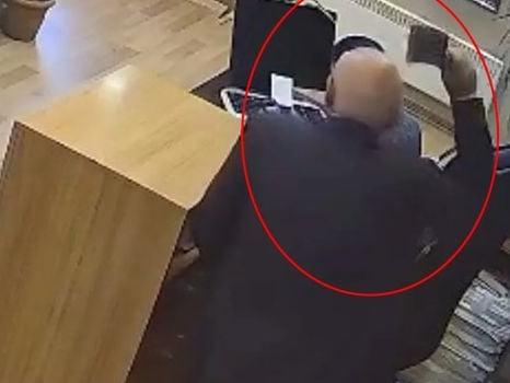 惊悚一幕！土耳其市政厅内，老人缓慢接近挥刀猛砍市长秘书头部


一名看起来再普通