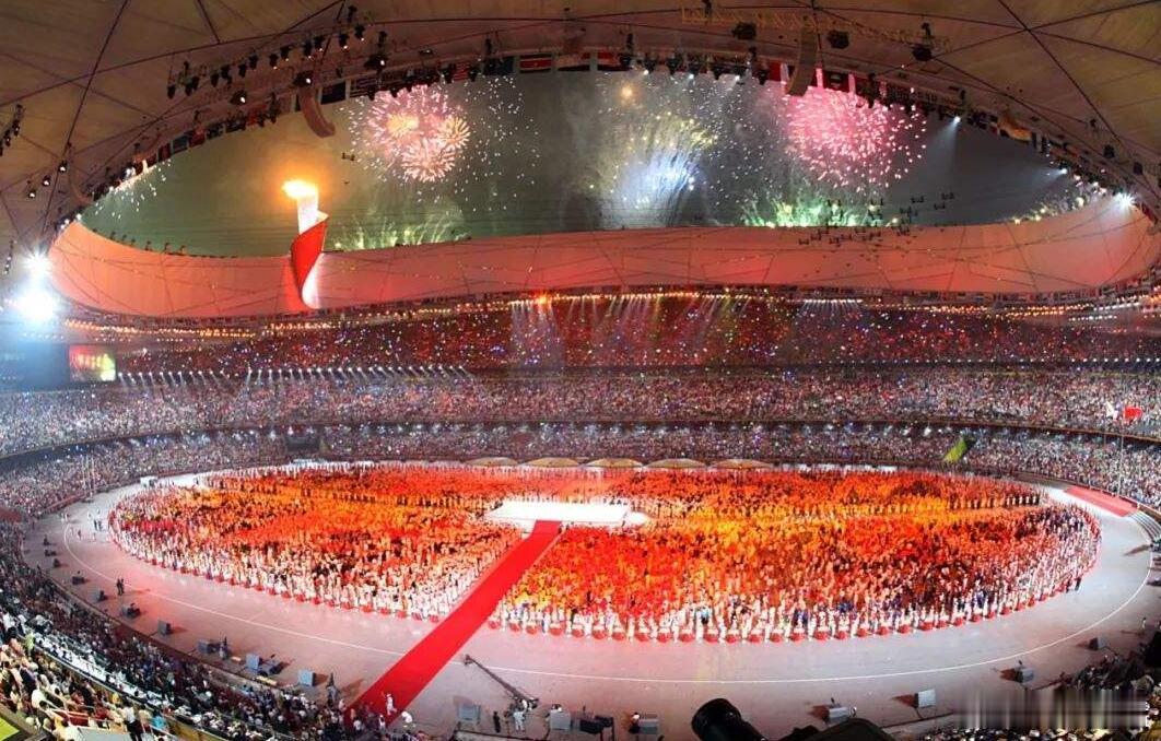 日新月异的中国，拥抱世界的中国，始终磅礴有力；世界级电影大师张艺谋场面壮观的宏大
