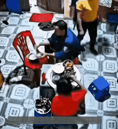 两夫妻吵完架之后，妻子生闷气，吃饭的时候，丈夫帮妻子盛了一碗饭。妻子不领丈夫的情