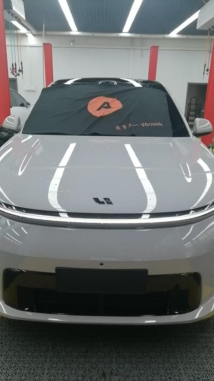 特斯拉当时贴膜也是用的官方推荐的 3m，过程也不错，就是感觉没有理想这样的正规，