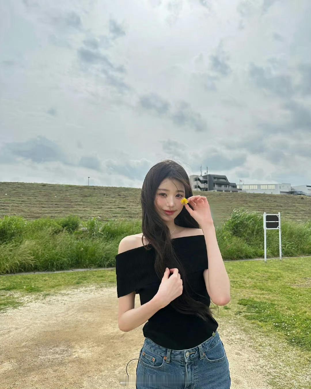 #张元英牛仔裤全身照#张元英这身材真的是完美呀，好喜欢美女站在大自然中就像花一样