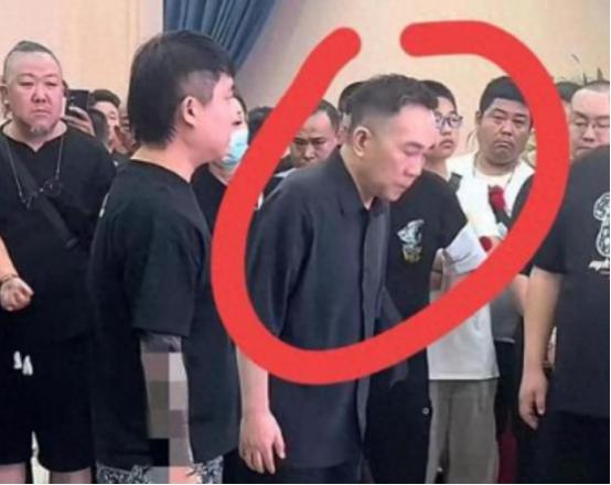 逝者为大！杨议晕倒、高僧做法、杂技表演，葬礼闹剧何时结束？

 
94岁的相声大
