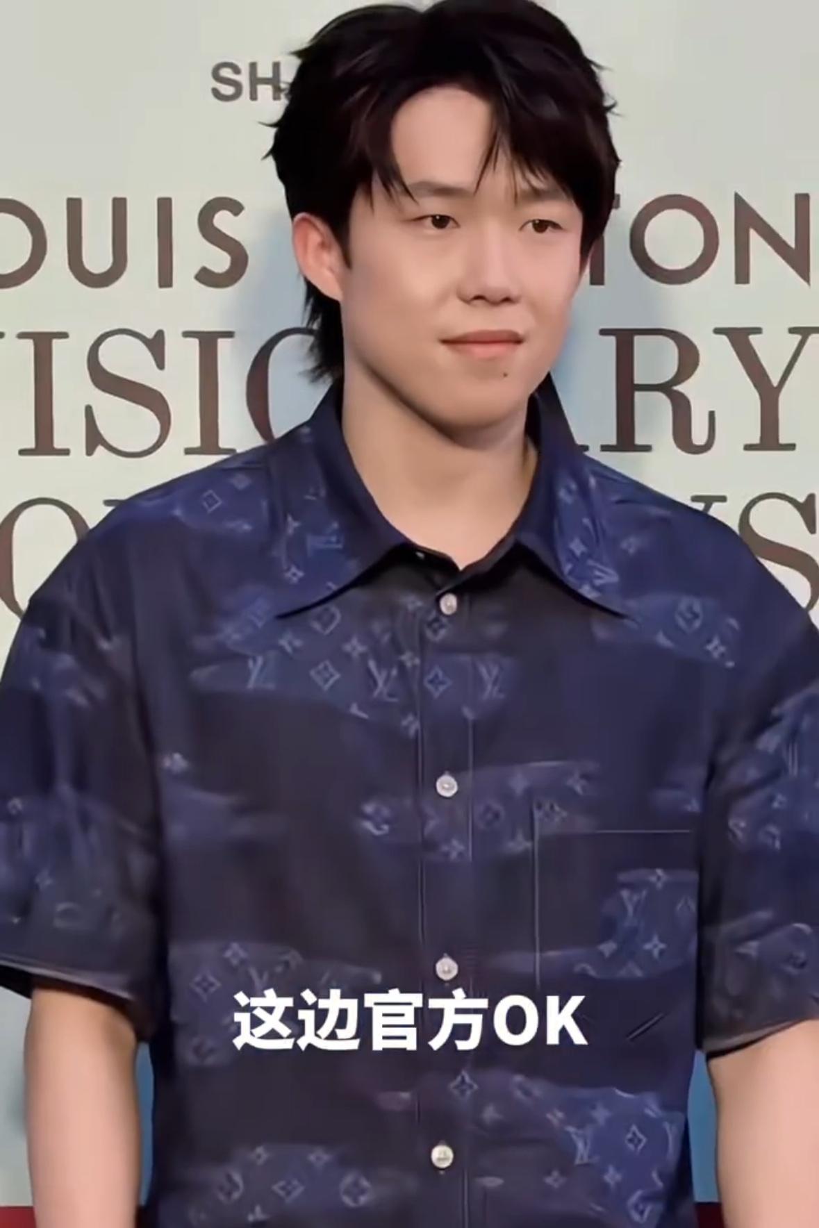 王楚钦心想到底看哪，给孩子整不会了，四处拍照，真的是闪光灯四处闪烁，真的是刺眼，