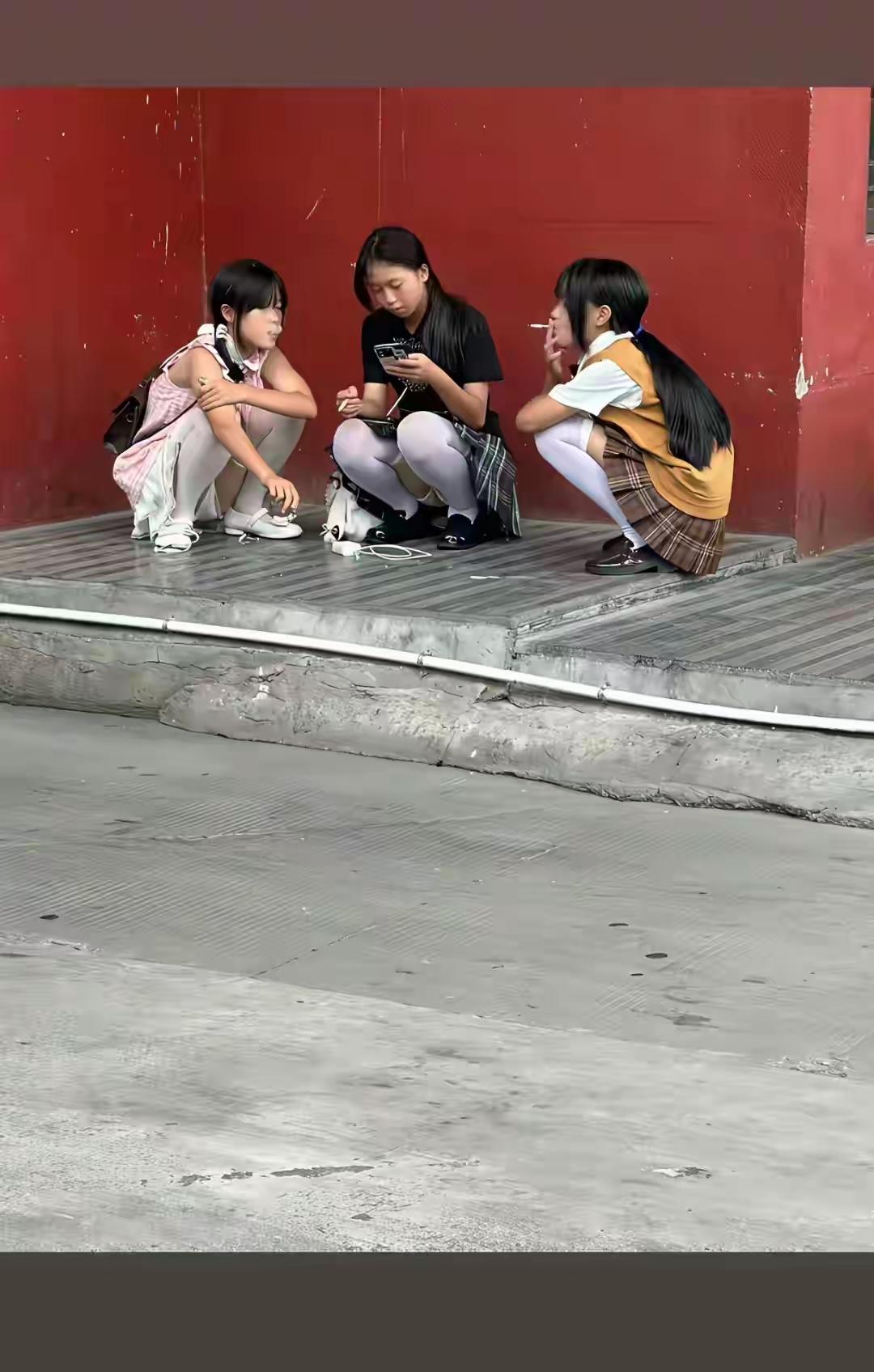 禁止向未成年人出售烟草，可以杜绝此类现象吧。