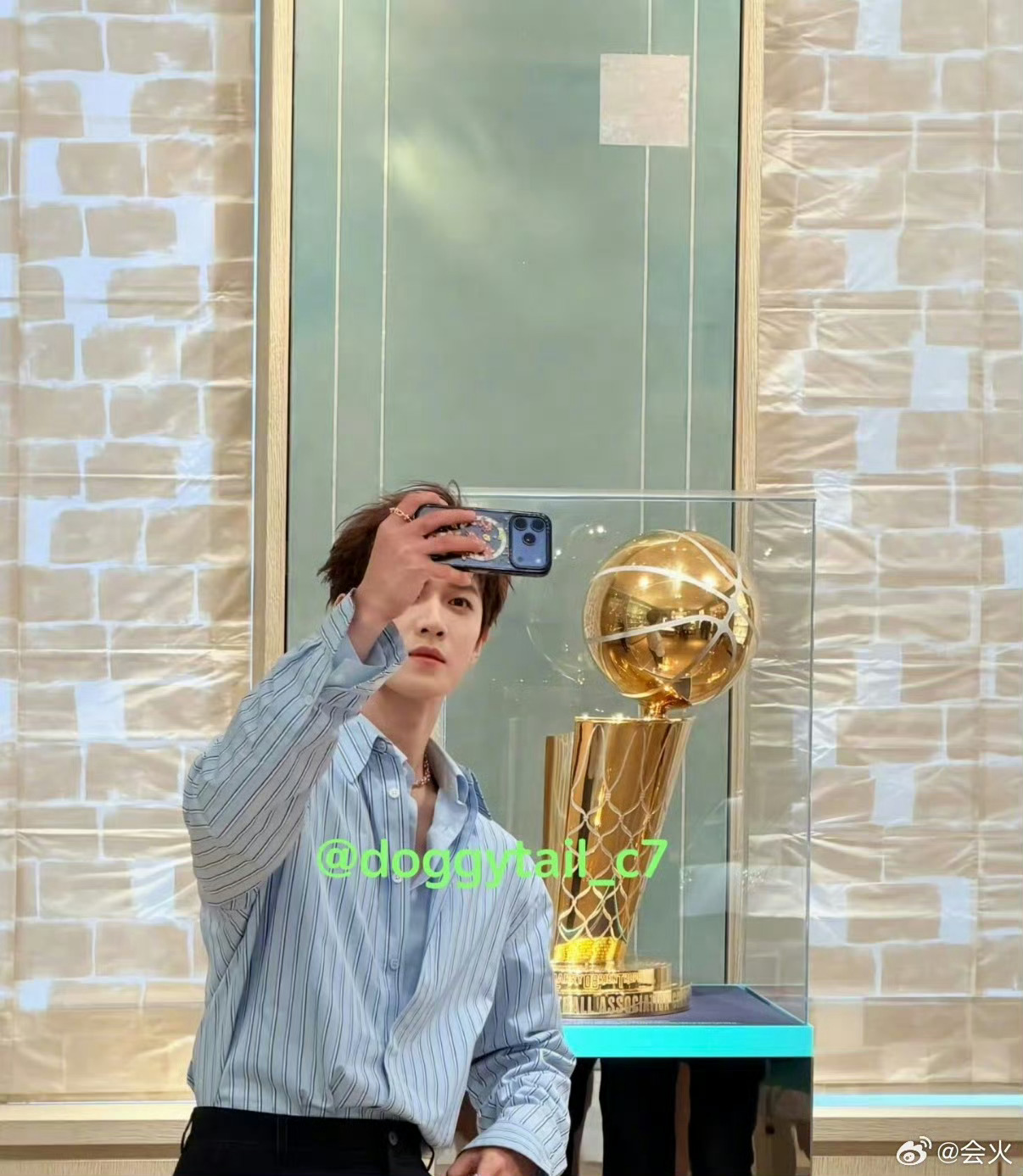 李昀锐和nba奖杯合照麻麻好欣慰，虽然现在沉迷网球🎾，但篮球还是最爱啊！🏀李