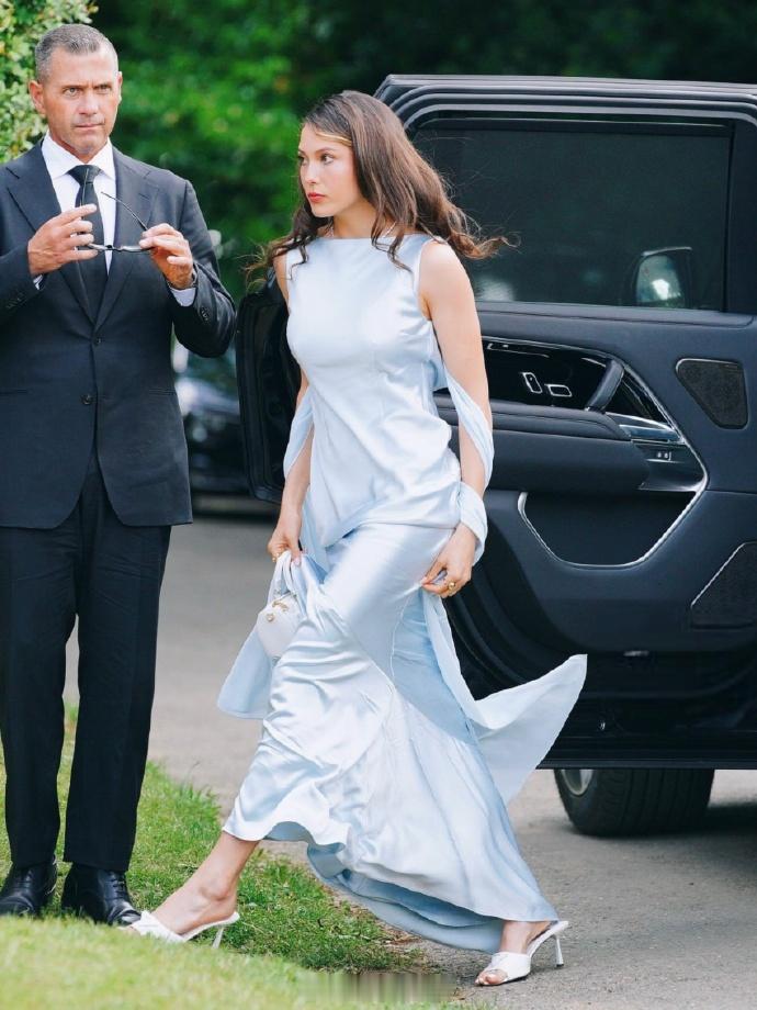 谷爱凌现身乔布斯女儿婚礼 亮相乔布斯女儿Eve Jobs婚礼的谷爱凌↓ ​ ​​