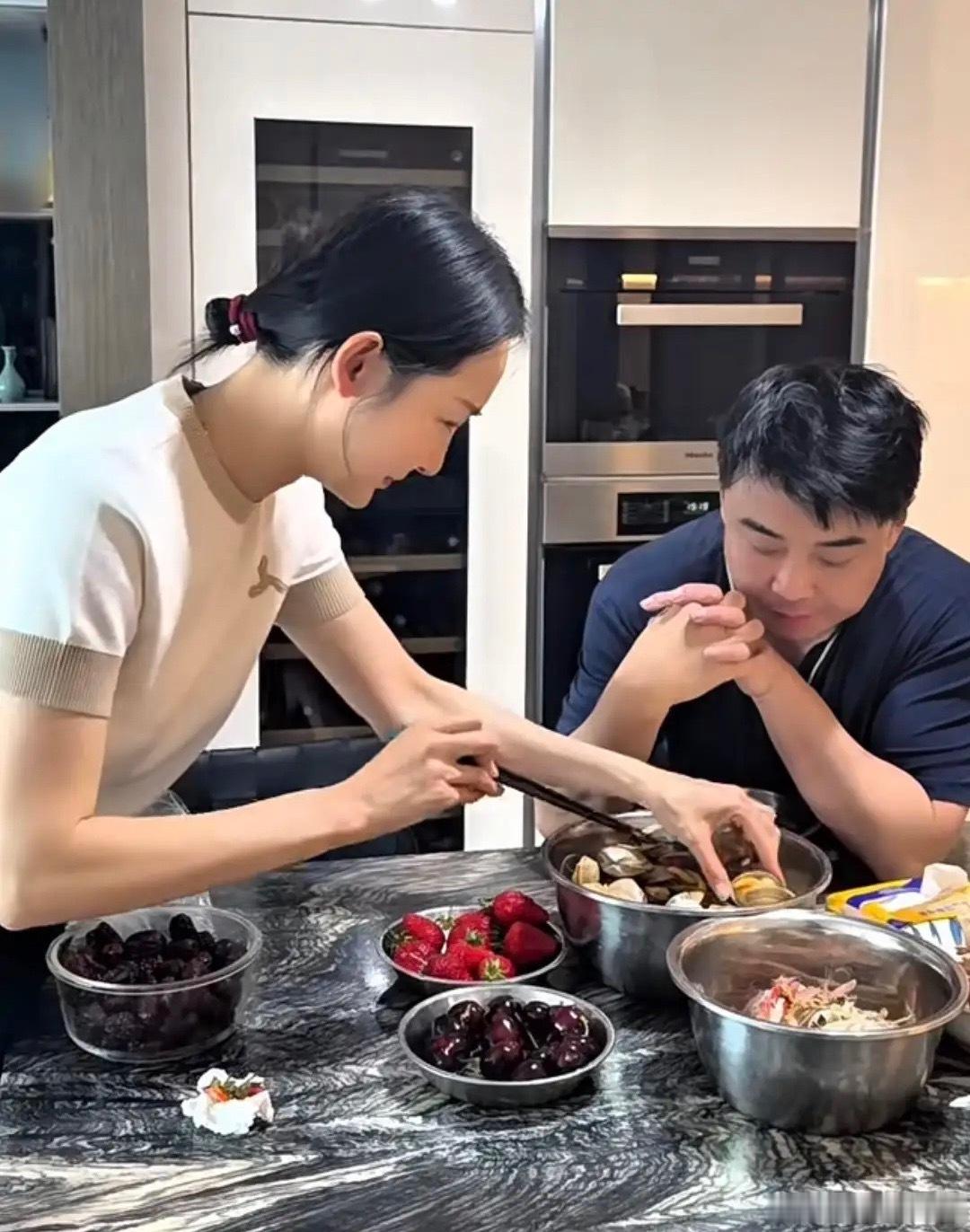 王皓老婆晒东北娘家寄来的特产，丹东草莓和丹东大樱桃，还有王皓喜欢吃的黄蚬子，都装