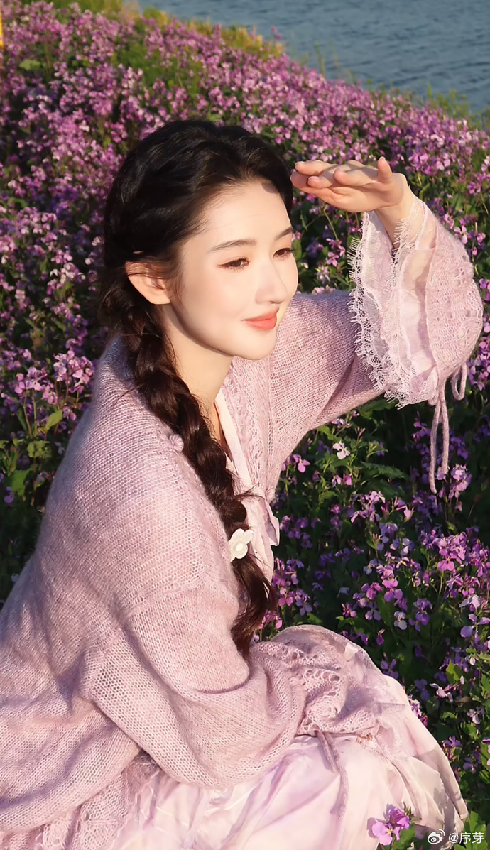 王玉雯咖啡主理人王玉雯做的咖啡不刻意摆拍，完全是日常随性的状态，王玉雯做咖啡的样