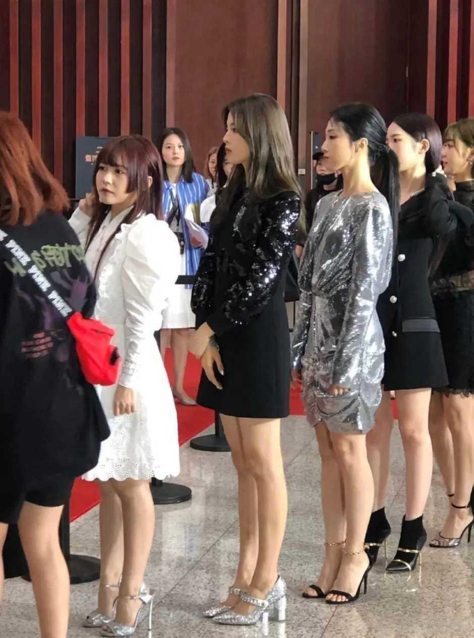 看看她们再看看自己