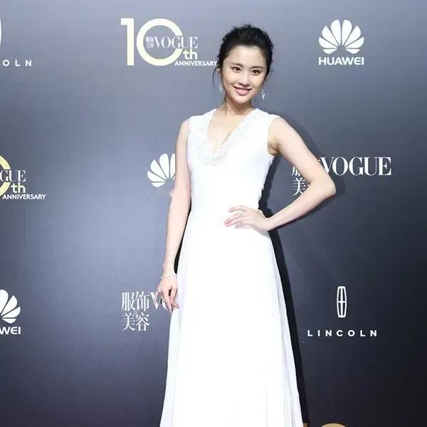 张慧雯的气质，集合了2010年之前，内地学院派女星的大方和古典及旧港星的时尚自信