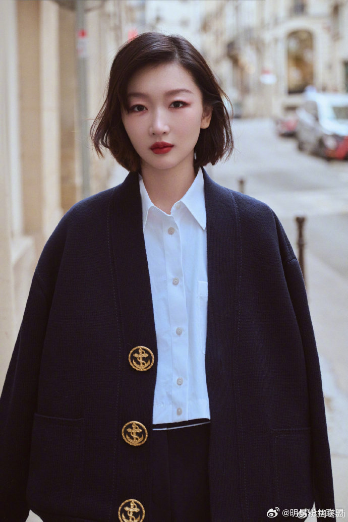 周冬雨在时装周偶遇小狗 周冬雨巴黎时装周偶遇小狗，又萌又温柔，美女和小狗同框也太