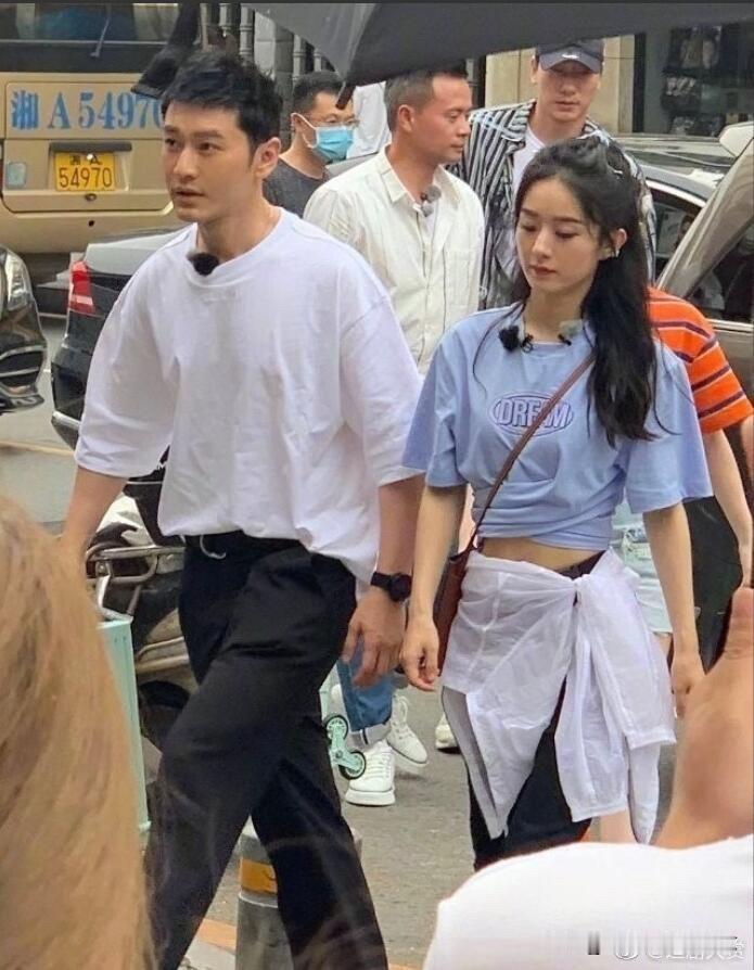 黄晓明怎么还是那么帅气，法令纹，鱼尾纹，身材发福，这些中年男人的特征在他身上一点