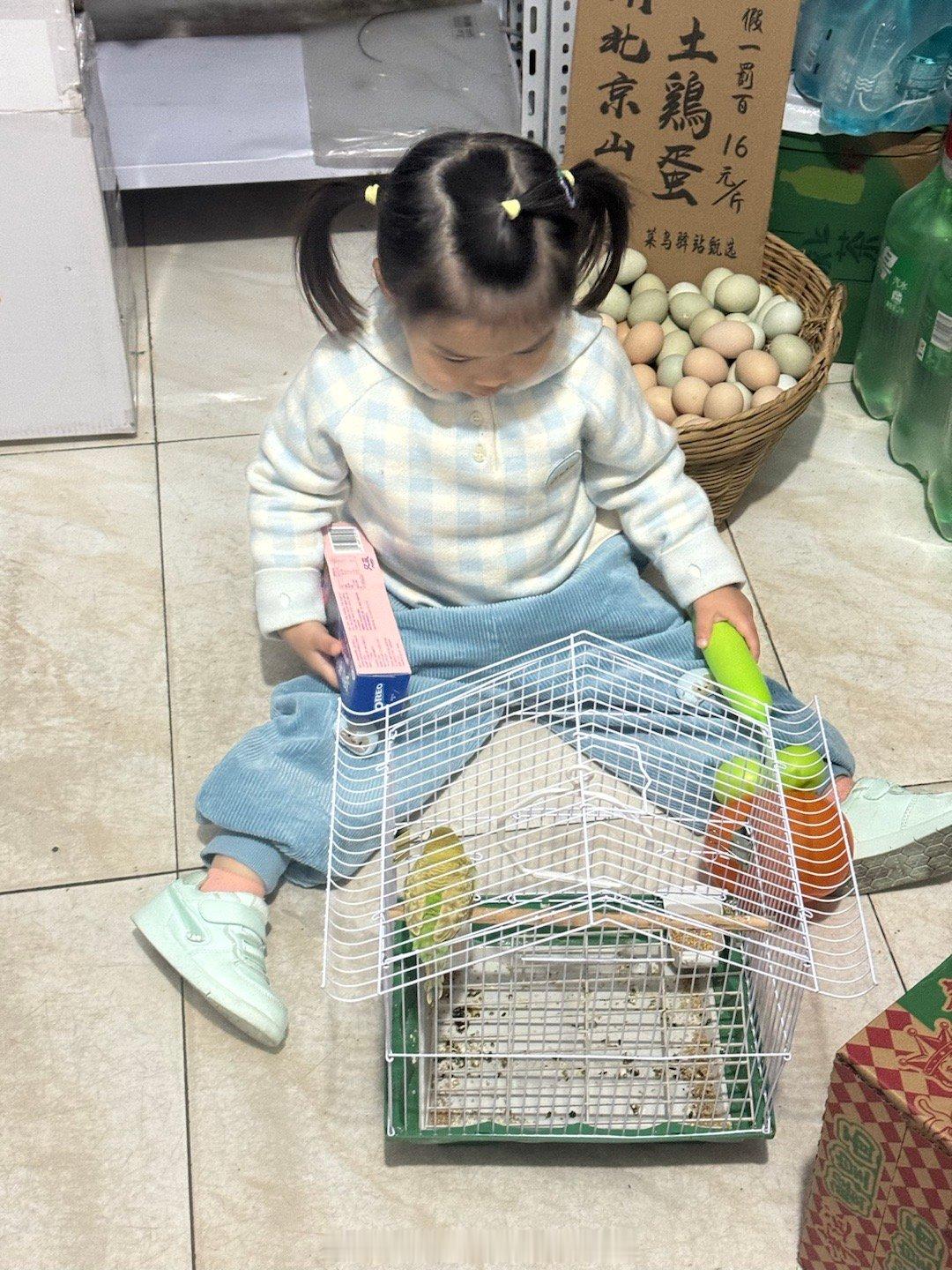 今年到底是怎么回事！亲戚朋友送的，我买的，多乐目前白色的羽绒服有五件！！！别人送