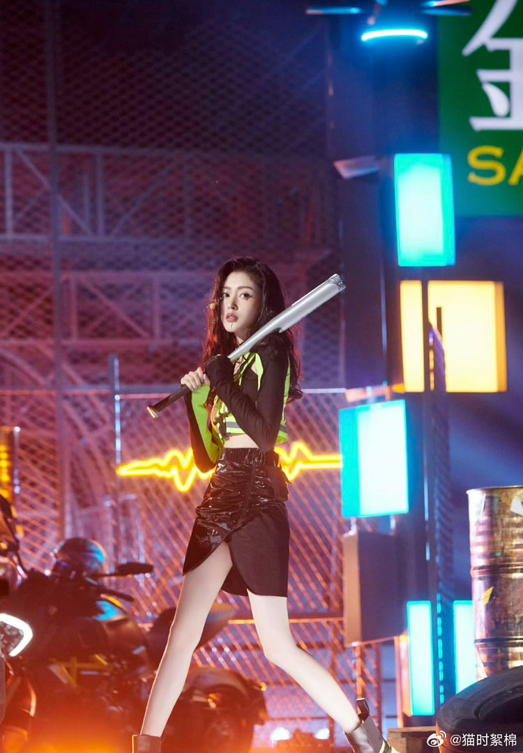 张天爱变样了张天爱专程以送考人身份现身乘风2026直播，一出场就自带高光，颜值状