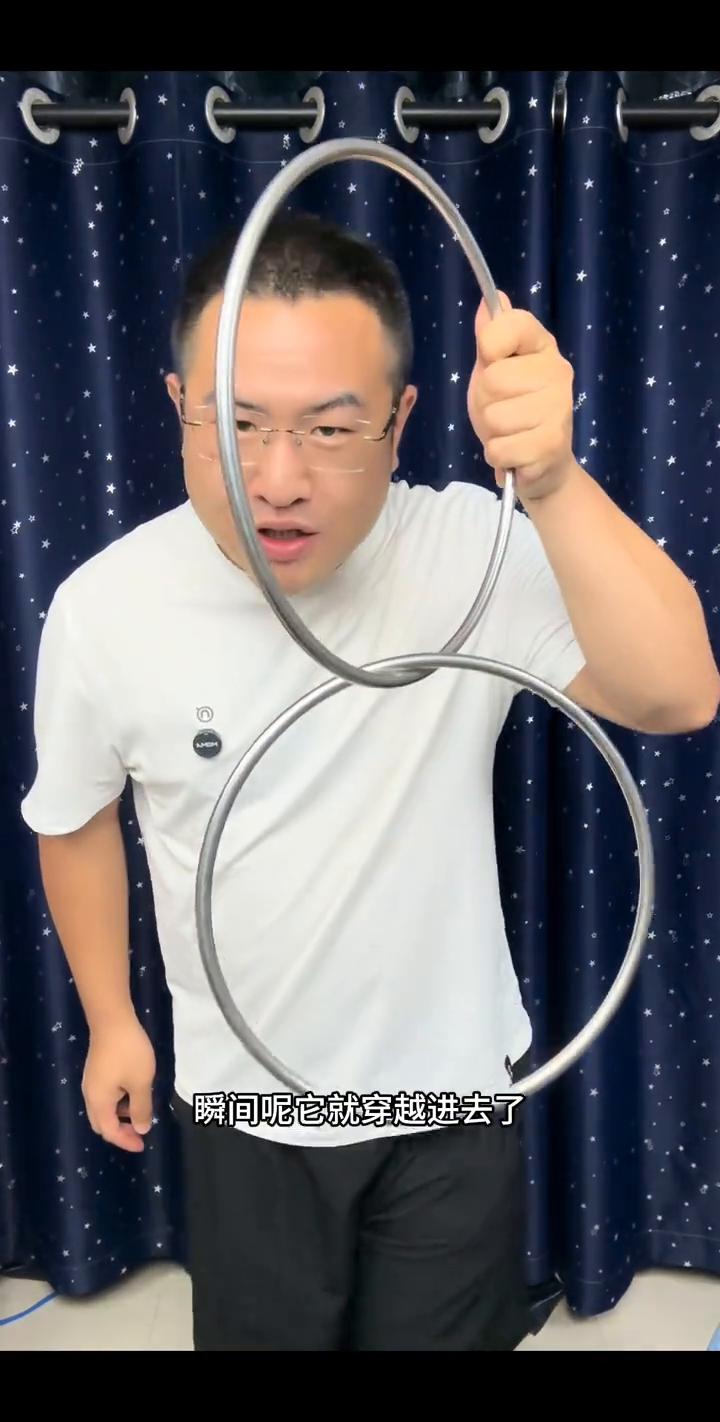 大爷看了半个小时愣是没找到口在哪。
我来敲，你看我能敲进去，你信不信？一、二、三