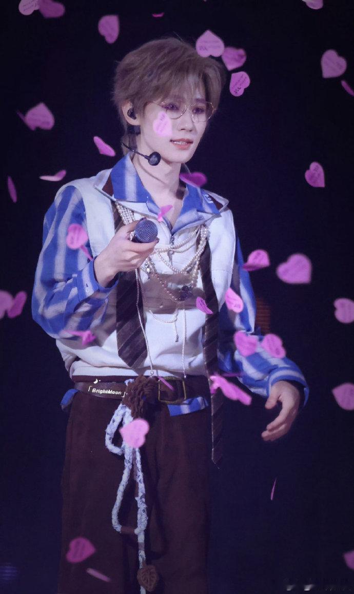 张真源今天继续投入彩排，体现出他对舞台的敬业精神。每一次练习都毫不松懈，表现出对