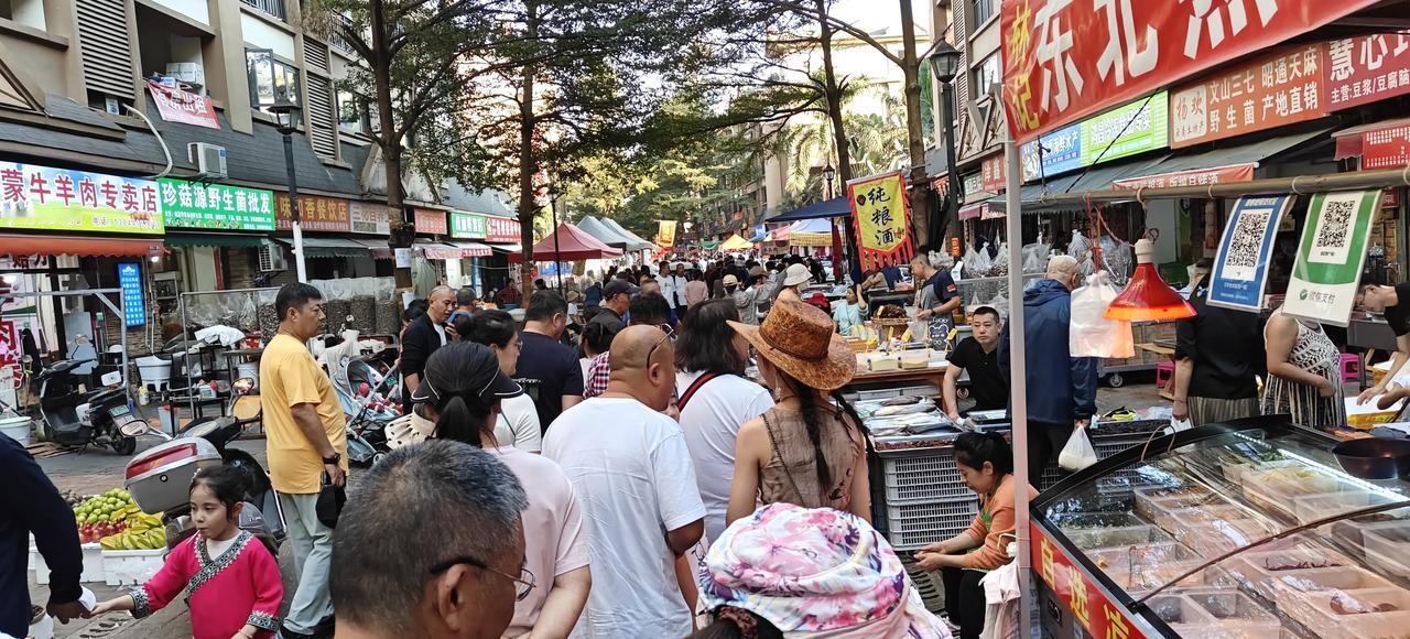 图片是西双版纳景洪东北街，东北街是这几年本地人给命名的，因为东北人在东北街居多。